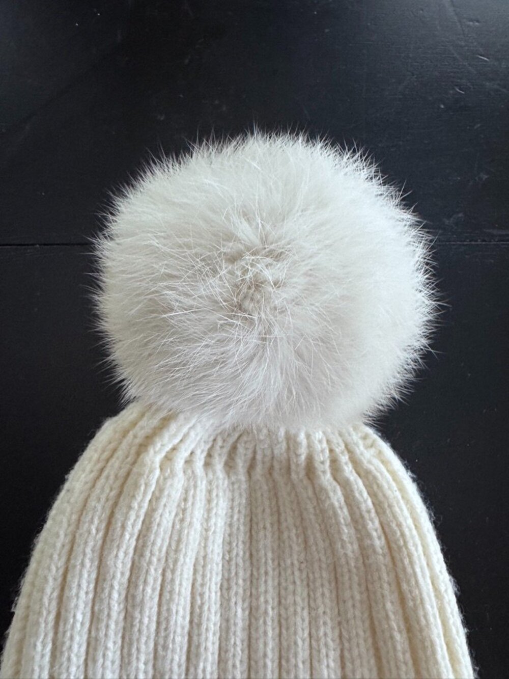 Adrienne Landau Ribbed Cream Knit Beanie w/ Rabbit Fur Pom Pom, Great Condition - Picture 5 of 6